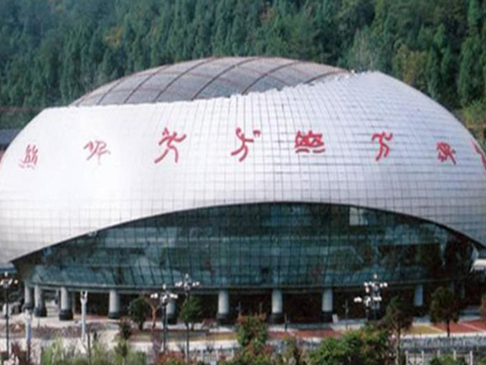 双鸭山体育中心球形网架加工安装
